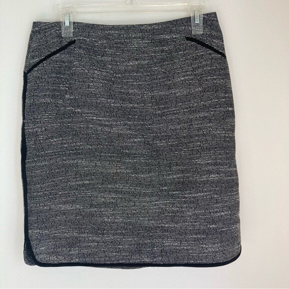 Vince Camuto women’s shirt black and white with cute black edging size 6! ECU! - Picture 1 of 7